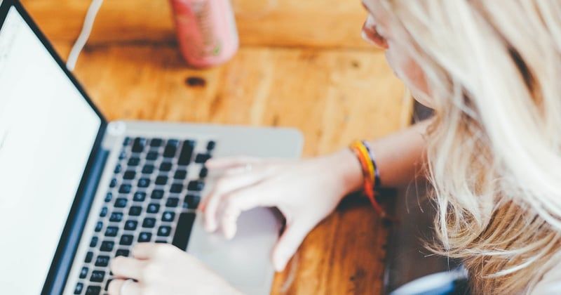 Le renouveau du tailleur féminin s’impose au bureau